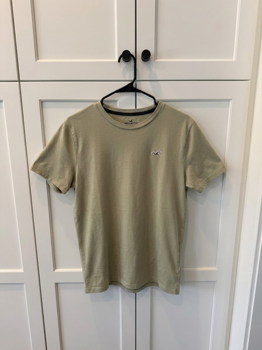 Hollister Men's Short Sleeve Crew Tee in Olive Green